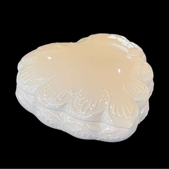 VINTAGE, HEART SHAPED LIMOGE WITH LID. 4 3/4”W X 4 1/2”H X 2”D - Picture 1 of 7